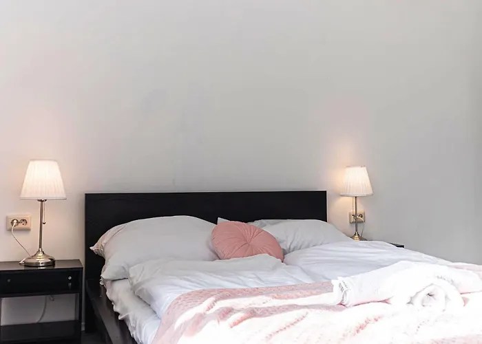 Stylish 2br 11 Min To Meidling Station For Long דירה *