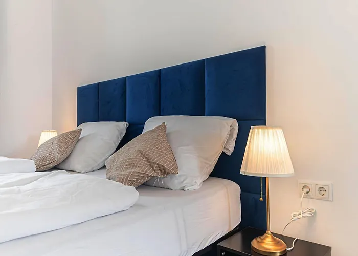 Stylish 2br 11 Min To Meidling Station For Long דירה *