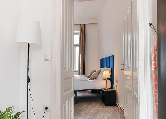 Stylish 2br 11 Min To Meidling Station For Long