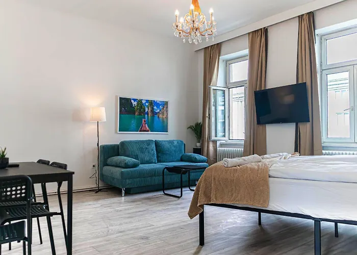 Stylish 2br 11 Min To Meidling Station For Long דירה