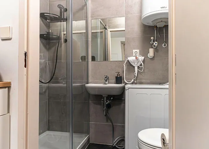 Stylish 2br 11 Min To Meidling Station For Long